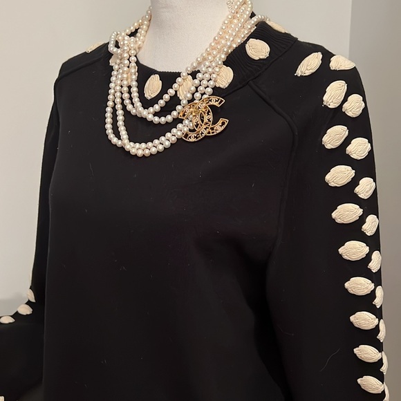 CHANEL BLACK SWEATER with White Camilla Flowers Size 40 - Picture 2 of 11